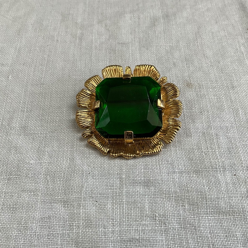 Isaac Mizrahi Live! Green Faceted Stone Gold Tone Sunburst Brooch Pin 2 Inch